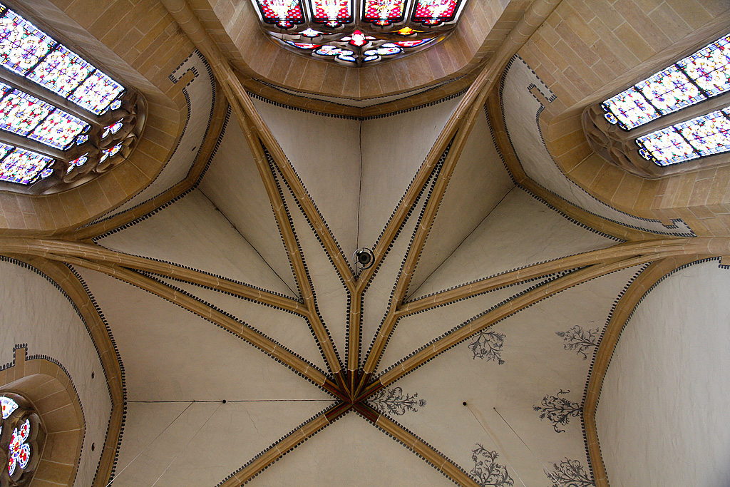 Biel/Bienne, ref. Stadtkirche, ehemals St. Benedikt. Polygonaler Chor mit 5/8-Abschluss und extrem spitzwinkligen Rauten- sowie Dreiecksbgen. Kreuzrippengewlbe, Gewlbekappen z.T. floral bemalt, 27. April 2010, 16:30