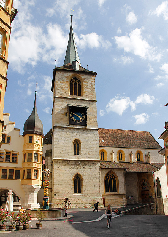 Biel/Bienne, ref. Stadtkirche, ehemals St. Benedikt. Turm nach missglckter Erhhung 1481 eingestrzt, bis 1490 neu aufgebaut, Spitzhelm von Hans Dyck 1549-51. Schauseite von Norden, dem so genannten Ring, Biel's Haupt- und Marktplatz bis ins 19. Jh., 27. April 2010, 16:21