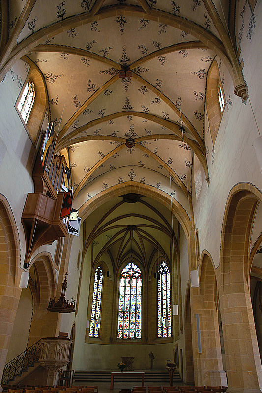 Biel/Bienne, ref. Stadtkirche, ehemals St. Benedikt. Mittelschiff nach Osten Richtung Chor, der leicht nach Norden abweicht. 4-teiliges Gewlbe, floral bemalt. Sptgotische Pfeilerbasilika, erbaut ab 1451. Wandgliederung nach deutschem Muster: Arkaden und Obergaden, ohne Triforium. 27. April 2010, 16:23