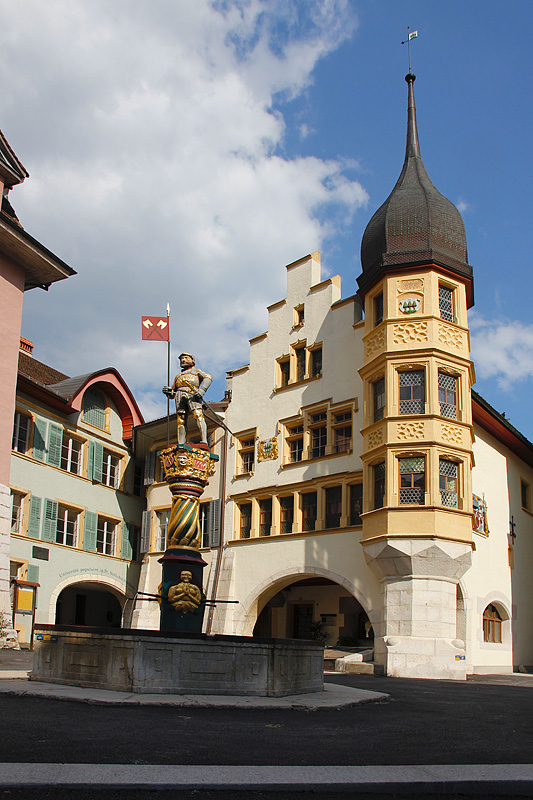 Biel/Bienne, Ring. Ehemaliges Zunfthaus zu Waldleuten, 1561 von Michel Wumard erbaut, sptere Umbauten, Fassade mit Treppengiebel 1900 rekonstruiert. Der 1611 aufgestockte Erker blieb weitgehend unverndert. Renovation 2003. Vorne Vennerbrunnen mit Renaissancesule. Bannertrger ebenfalls von Wumard, 1557. Aufnahme vom 27. April 2010, 16:49