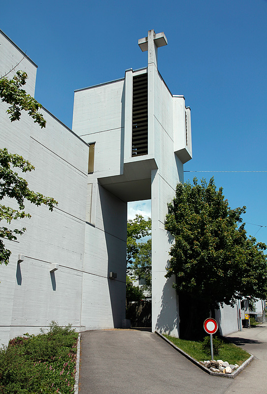 Biel/Bienne, rm.-kath. Kirche Christ-Knig, Betonbau 1967-68 von Walter Moser. Blick vom Geyisriedweg in Richtung Eingang, bzw. Kirchenhof und Glockenturm. Die geplanten 4 Glocken wurden nie aufgezogen. Sichtbeton wurde nachtrglich und nur aussen mit etwas Farbe bertncht, sodass die Fassaden nun etwas freundlicher aussehen, 23. Mai 2010, 14:04