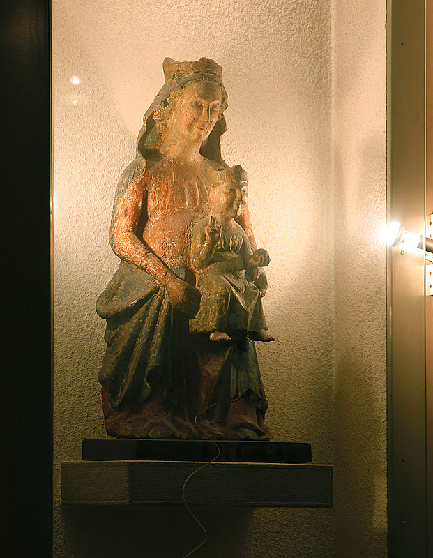 Biel/Bienne, röm.-kath. Kirche St. Marien (Maria Immaculata). Marienfigur mit Christuskind in der Unterkirche (Krypta). Die Statue sieht m. E. spätromanisch aus. Sie wurde 1955 angekauft und ist um ein Vielfaches älter als die Kirche, die sie beherbergt. Aufnahme vom 27. April 2010, 15:49