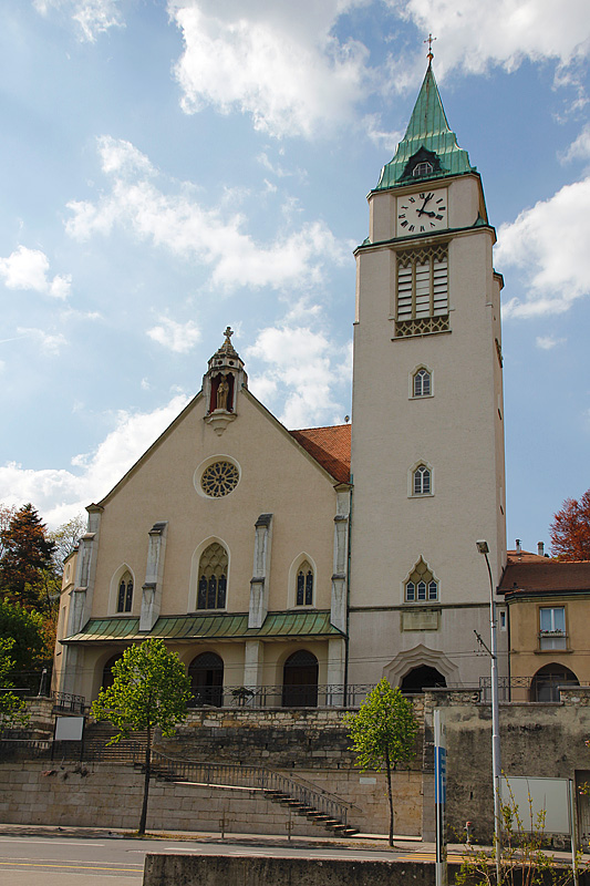 Biel/Bienne, rm.-kath. Kirche St. Marien (Maria Immaculata). Hauptfassade von Sden. 1926-29 von Adolf Gaudy in den Hang gestaffelte neugotische Doppelkirche mit markantem Glockenturm, unter Einbezug der Frontturmkirche 1867-70 von Wilhelm Keller. Aufnahme vom 27. April 2010, 16:05