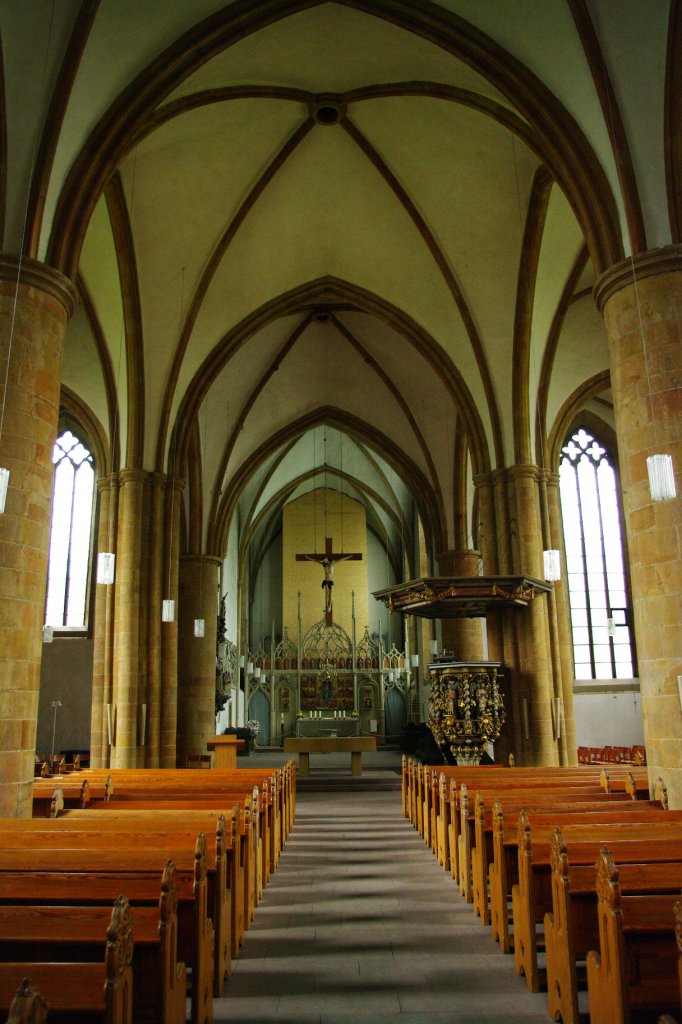 Bielefeld, Neustdter Marienkirche, erbaut ab 1293, Kanzel von 1681 vom Meister 
Bernd Christoph Hattenkerl, Marienaltar von 1400 (12.05.2010)