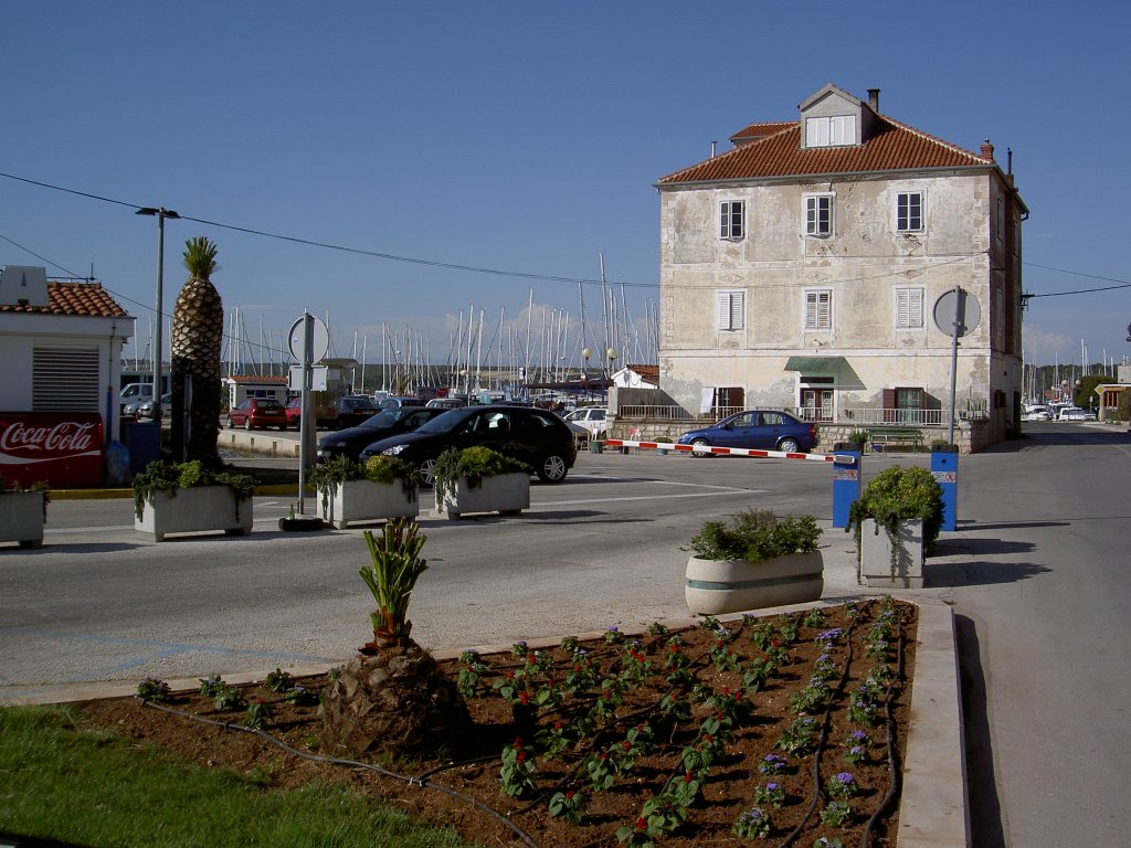 Biograd, Gebude am Marina Hafen (03.05.2012)