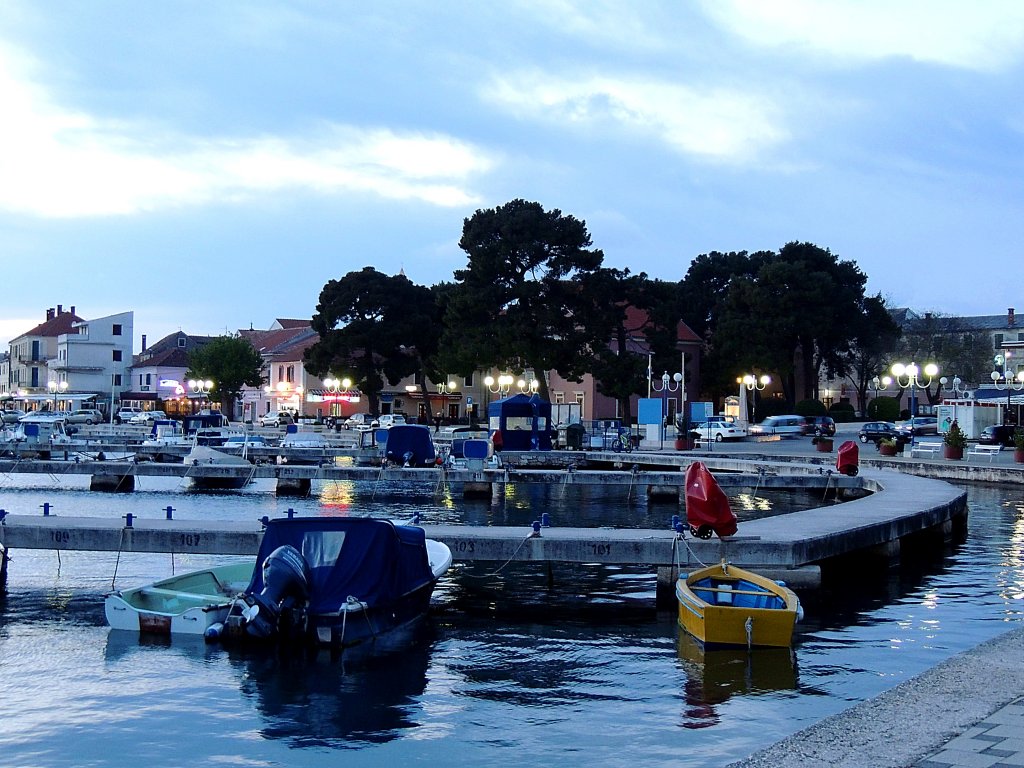 BIOGRAD, die Hafenpromenade am Abend; 130422