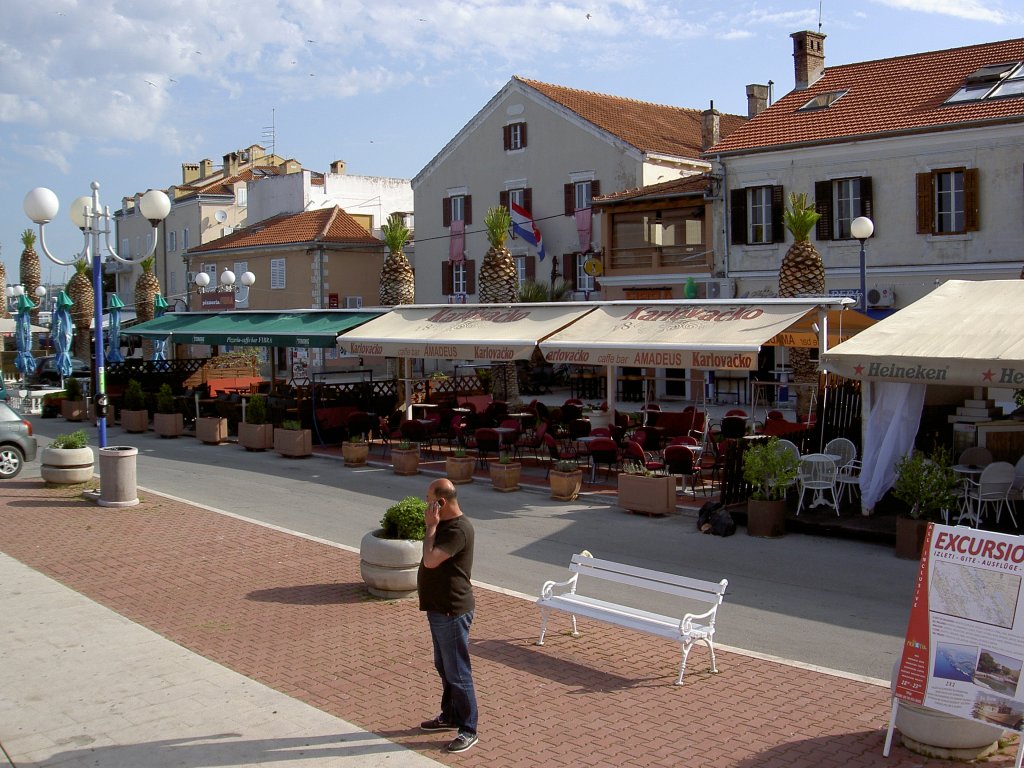 Biograd, Restaurants an der Hafenpromenade Obala Kraija Petra Kresimira (03.05.2012)