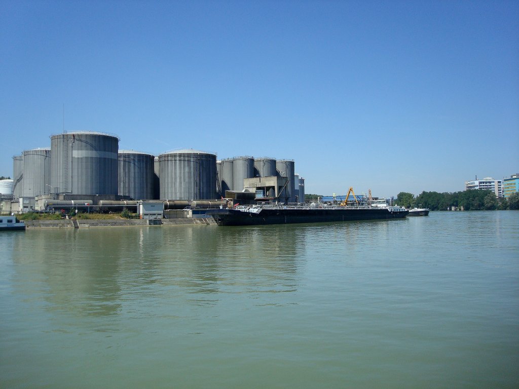 Birsfelden bei Basel, der Ölhafen am Rhein, Juli 2010