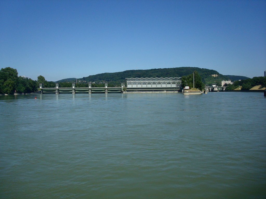 Birsfelden bei Basel, das Rheinkraftwerk und die Schleuse rechts, Juli 2010