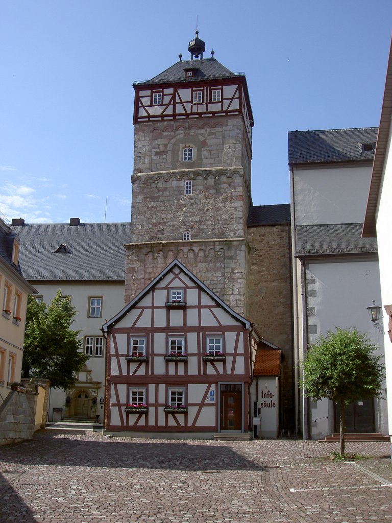 Bischofsheim, Historischer Zentturm, erbaut im 13. Jahrhundert (16.06.2012)