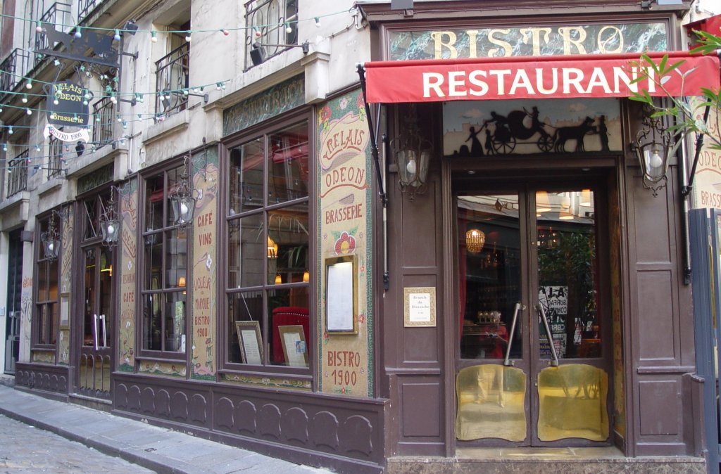 Bistro mit klassischer Aussenfassade im Quartier Latin am 19.07.2009