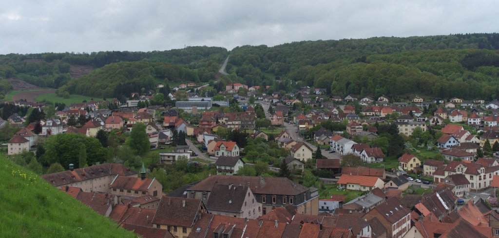 Bitche (deutsch Bitsch) ist eine Kleinstadt mit 5319 Einwohnern im franzsischen Dpartement Moselle in Lothringen. Sie gehrt zum Arrondissement Sarreguemines, ist Hauptort des Kantons Bitche und Sitz des Gemeindeverbandes Pays de Bitche (Bitscher Land).
Blick von der Zitadelle am 11.05.2013