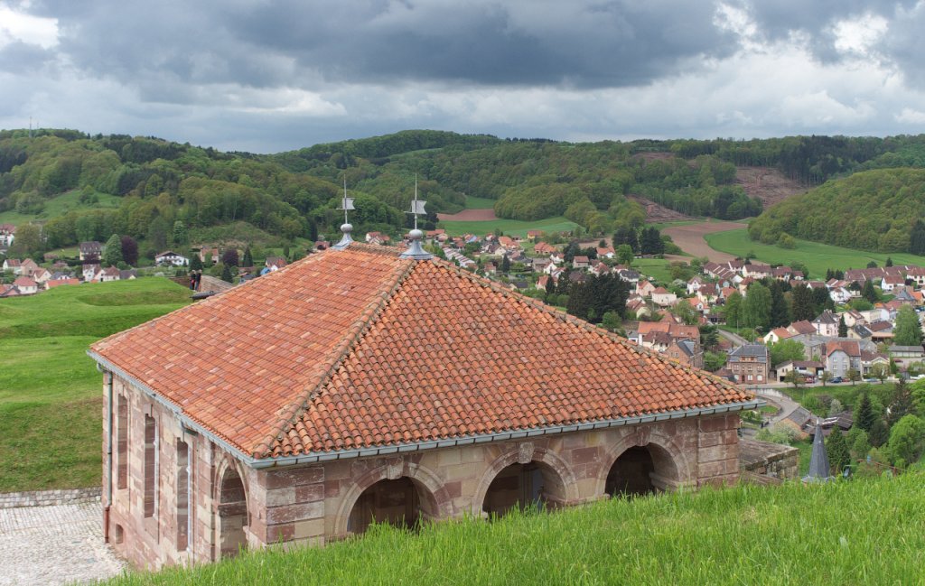 Bitche (deutsch Bitsch) ist eine Kleinstadt mit 5319 Einwohnern im franzsischen Dpartement Moselle in Lothringen. Sie gehrt zum Arrondissement Sarreguemines, ist Hauptort des Kantons Bitche und Sitz des Gemeindeverbandes Pays de Bitche (Bitscher Land).
Blick von der Zitadelle am 11.05.2013