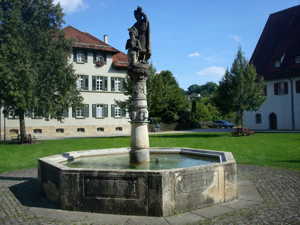 Blaubeuren an der Schwbischen Alb, der Brunnen des Reutlinger Bildhauers Hans Huber von 1551 steht im Hof des ehemaligen Benediktinerklosters und zeigt Johannes den Tufer, den Schutzpatron des Klosters, Sept.2010