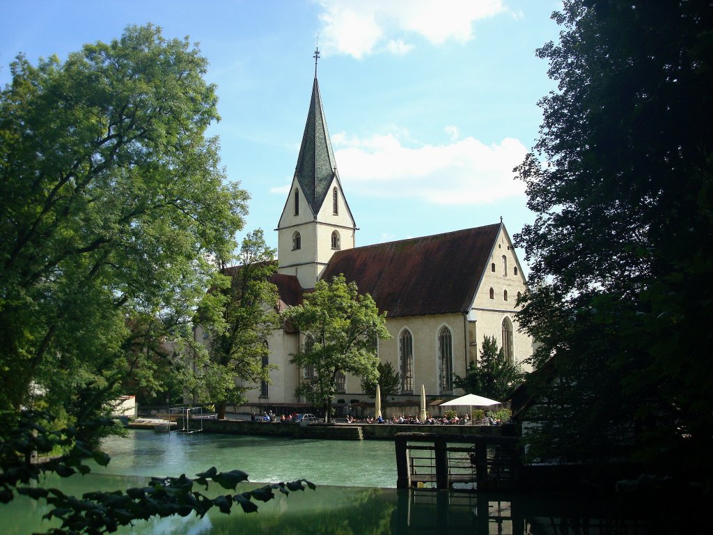 Blaubeuren, die gotische Klosterkirche mit dem mchtigen Zentralturm im Langhaus, Baumeister Peter von Koblenz hat sie 1510 fertiggestellt, davor der Blautopf, Sept.2010