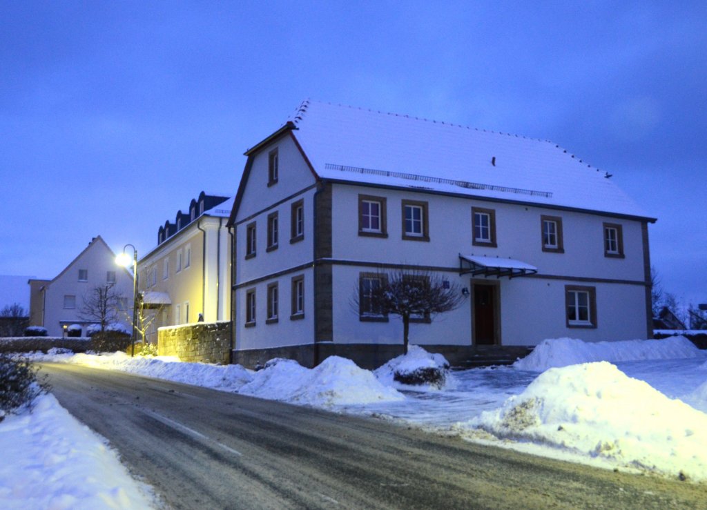 Blaue Stunde in 36100 Petersberg-Marbach. Das abgebildete Haus wurde im Jahr 1848 erbaut. Aufnahme Dezember 2010 