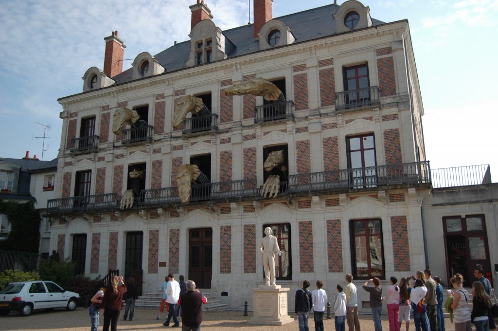 Blecherne Echsen schauen aus den Fenstern des Wohnhauses von Magier Robert-Houdin gegenber vom Schloss Blois heraus. Im Juni 2007 aufgenommen.