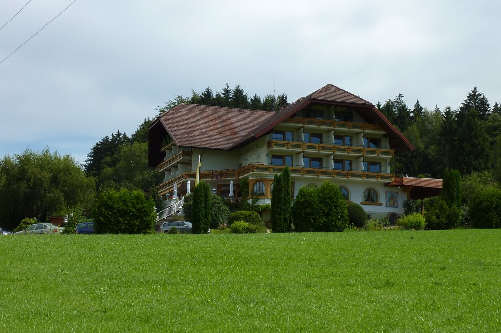 Bleibach im Elztal, das 1983 erffnete Hotel  Silberknig , Aug.2011