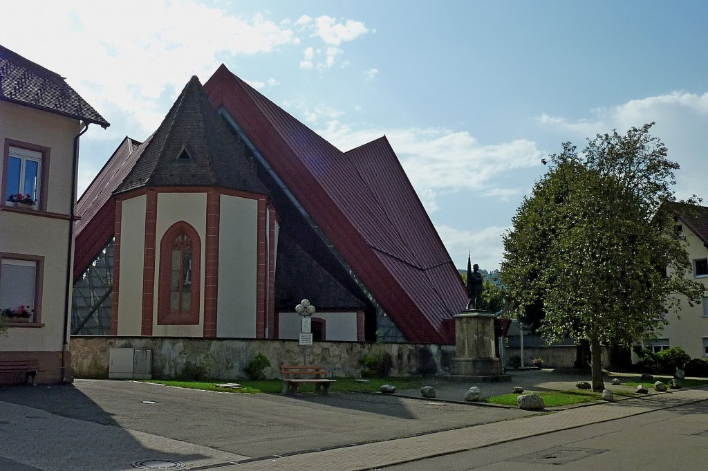 Bleibach im Elztal/Schwarzwald, die St.Georgskirche, der Chor der alten Kirche von 1514 wurde 1975-77 in den Kirchenneubau integriert, insgesamt sind fünf Bauepochen in diesem Bauwerk vereint, Aug.2011