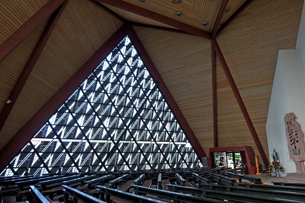 Bleibach, der Innenraum der 1975-77 erbauten St.Georgskirche, Aug.2011