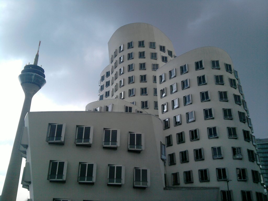 Blich auf das weie Gehry Gebude.
Dahinter der Rheinturm.