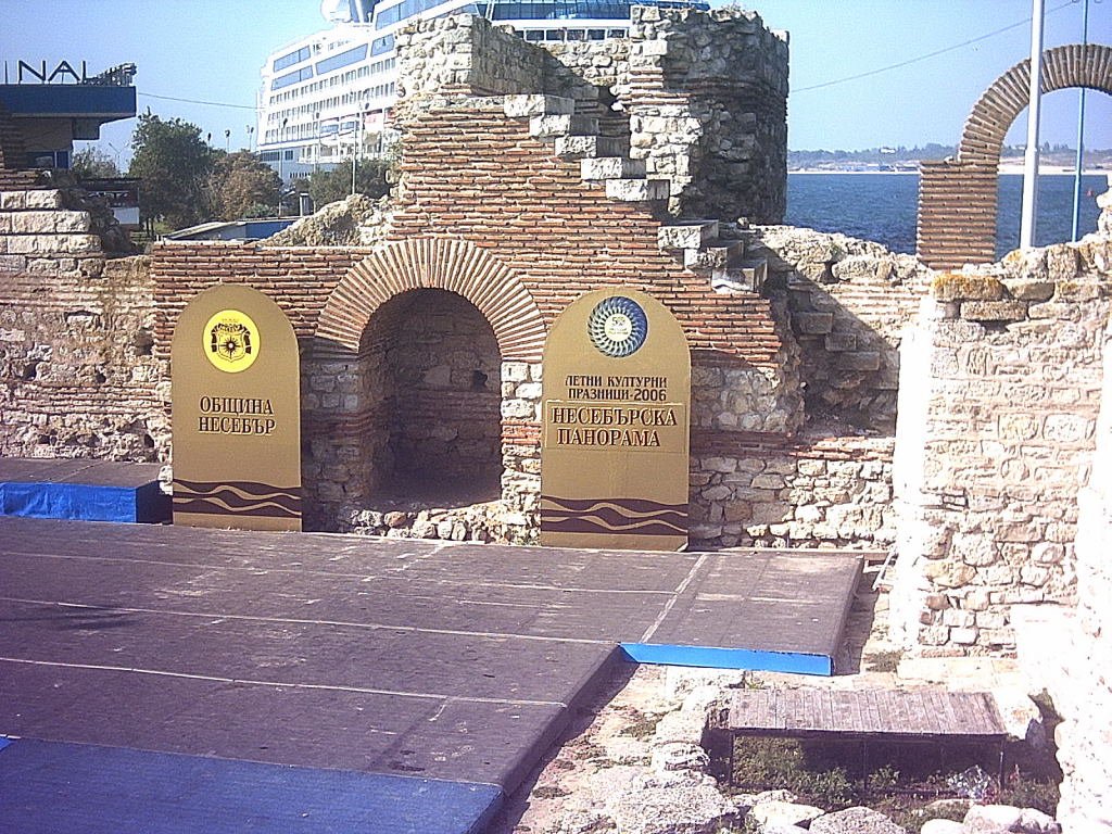 Blick in das alte Amphitheater in Nessebar in Bulgarien. Im Hintergrund lieg ein Kreuzfahrer, der von Griechenland aus das Schwarzemeer durch fhrt. Sehr schn ist der romanische Baustil mit den Natur- und Ziegelsteinen zu erkennen.