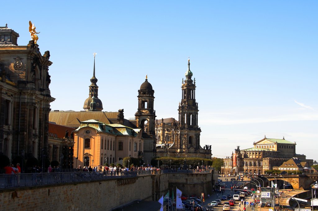 Blick am 06.10.2011 von der Brhlschen Terrasse ber das Terrassenufer zu Residenzschlo, Katholischer Hofkirche und Semperoper (von links nach rechts).