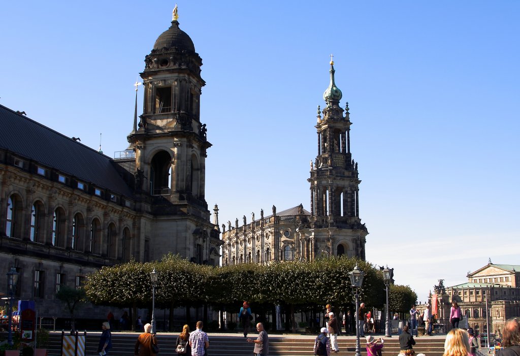 Blick am 06.10.2011 von der Brhlschen Terrasse in Dresden zu Schlo und Hofkirche. Rechts schaut die Frontseite der Semperoper ins Bild.