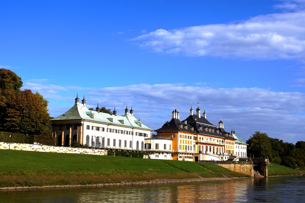 Blick am 06.10.2011 von dem Fahrgastschiff  August der Starke  auf Schlo Pillnitz in Dresden.