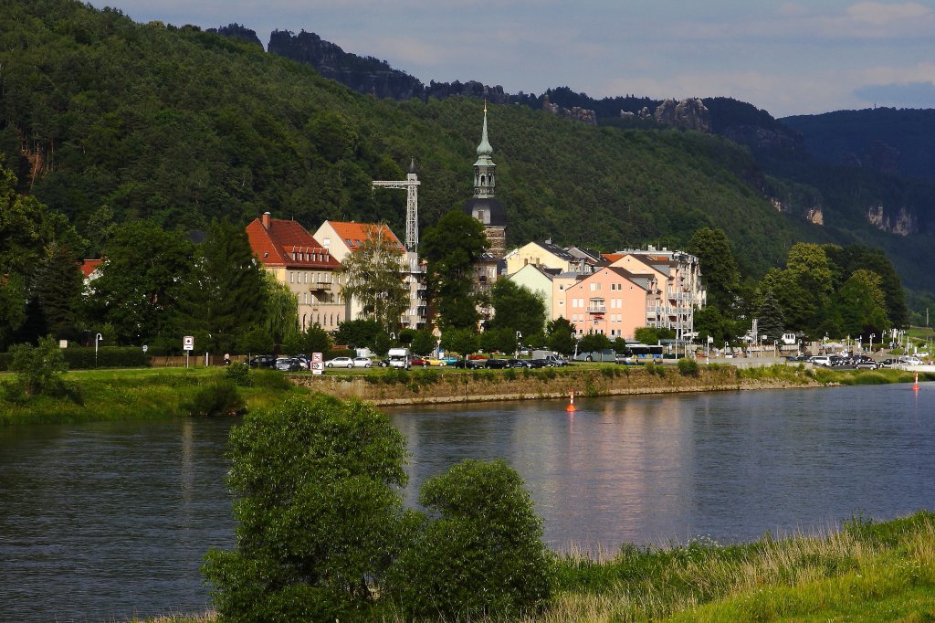 Blick am 23.06.2012 vom Bahnhof Bad Schandau zur Stadt, welche auf der gegenberliegenden Elbseite liegt und mit dem Bahnhof durch eine Fhre verbunden ist. Die Stahlfachwerkkonstruktion, links hinter der Kirche, ist der Bad Schandauer Personenaufzug, welcher 1904 erbaut wurde, eine Hhe von 52,26 Metern hat und auf die  Ostrauer Scheibe  fhrt. Die Anlage steht unter Denkmalschutz und tut auch heutzutage noch zuverlssig ihren Dienst!