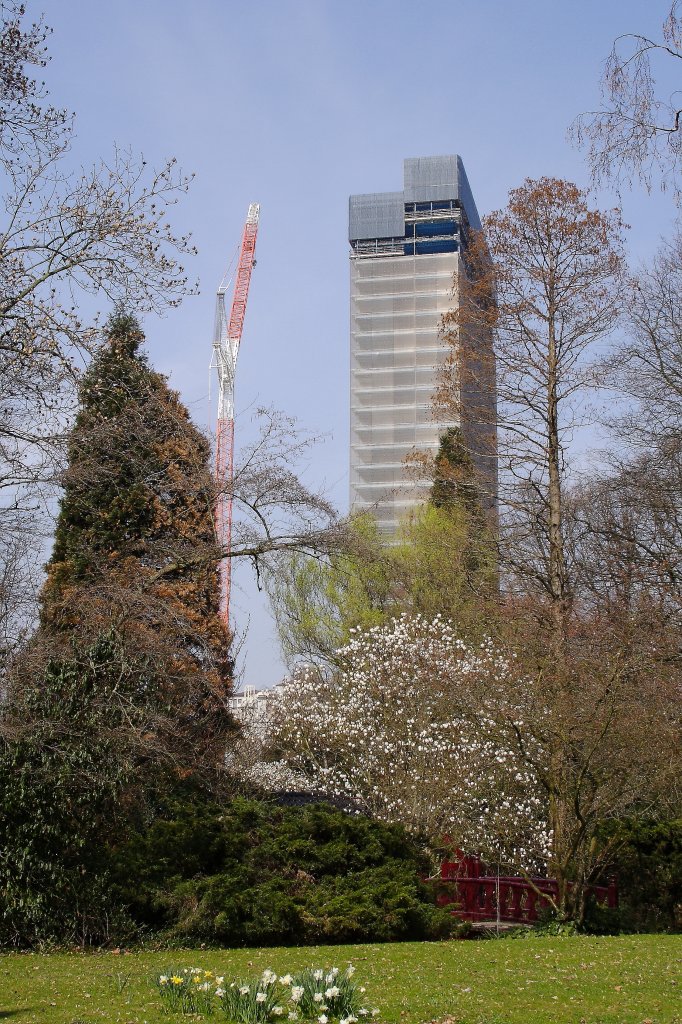 Blick am 24.03.2012 vom  Japanischen Garten  im Leverkusener Carl-Duisberg-Park zum im Abriss befindlichen Bayer-Hochhaus.