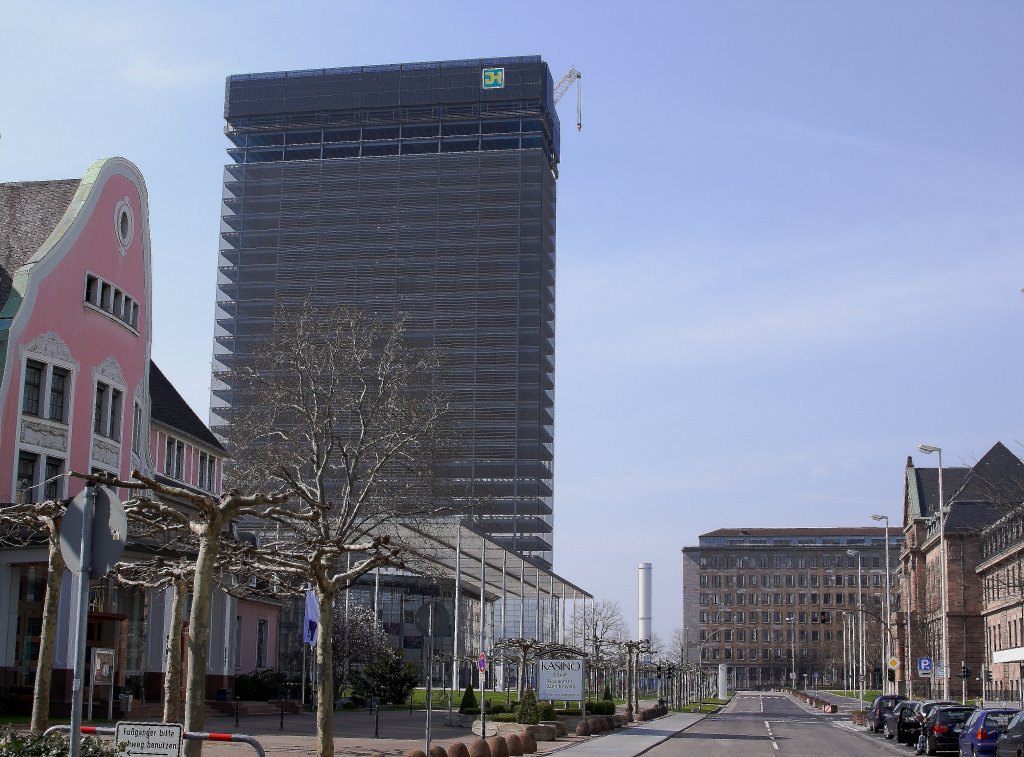 Blick am 24.03.2012 von der Kaiser-Wilhelm-Allee in Leverkusen zum im bereits im Rckbau befindlichen Bayer-Hochhaus. Links ist das Bayer-Kasino und direkt dahinter ein Teil der neuen Bayer-Konzernzentrale zu sehen.