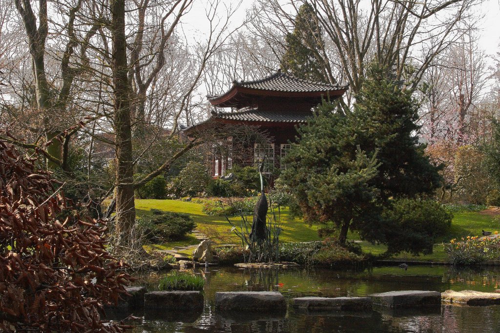 Blick am 24.03.2012 von der Sdost-Seite zum Pavillon im  Japanischen Garten  im Leverkusener Carl-Duisberg-Park. Der Garten wurde 1912 auf Betreiben des damaligen Aufsichtsratsvorsitzenden der ehemaligen IG Farben AG (heute Bayer AG), Carl Duisberg, errichtet und gehrt bis heute zu diesem Chemie-Weltunternehmen, welches ihn auch aktuell noch betreibt und in vollem Umfang finanziert (der Eintritt ist kostenlos!!).