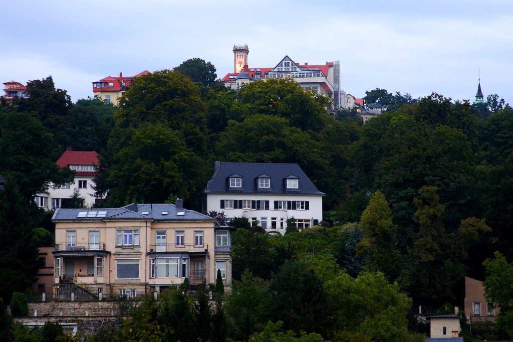 Blick am Abend des 30.08.2012 vom Personendampfer  Meissen  auf das Bergrestaurant  Luisenhof , auch als  Balkon Dresdens  bekannt. Es befindet sich im Stadtteil Oberloschwitz ( Weier Hirsch ).