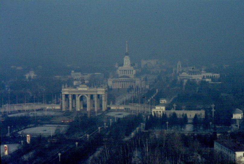 Blick auf das  All-Russia Exhibition Center  mit dem Haupteingangstor und dem zentralen Pavillon an einem kalten Wintertag im November 1984 