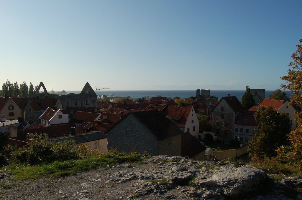 Blick auf die Altstadt von Visby mit Ruinen und der Ostsee im Hintergrund. 11.10.2011