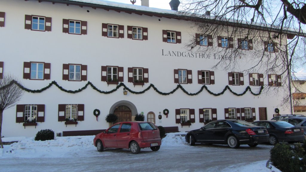 Blick auf die Auenfassade des Landgasthofs Linde in Stumm im Zillertal am 15.1.2012.