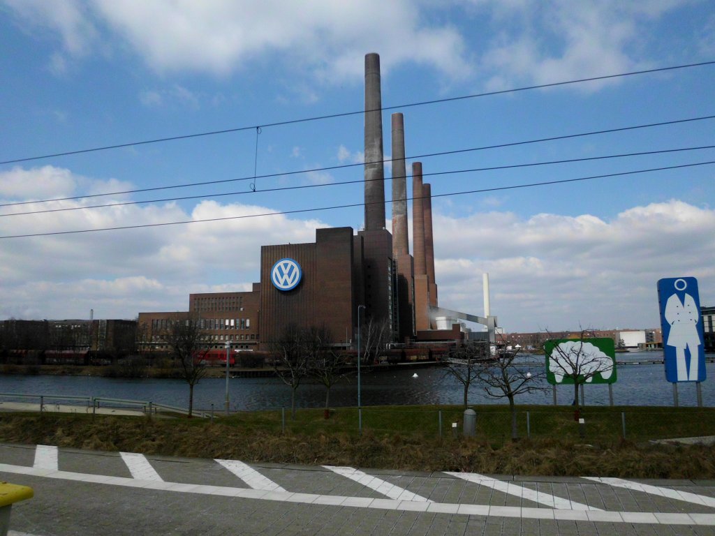 Blick auf die Autostadt vom Hauptbahnhof Wolfsburg.(2.4.2013)