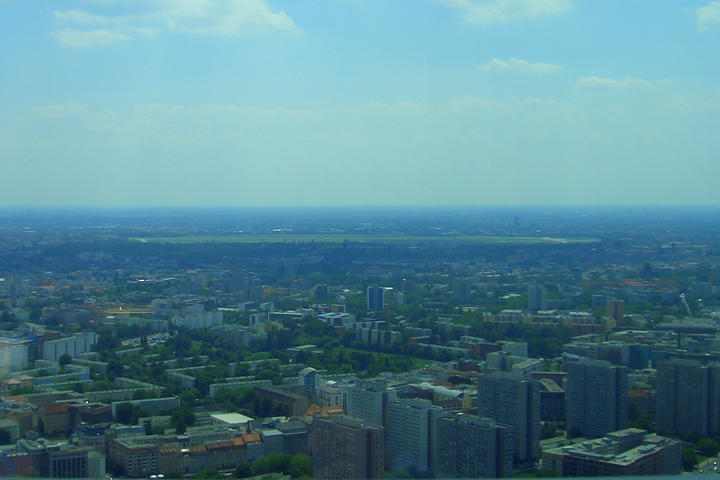 Blick auf die Berliner-City mit dem ehemaligen Flughafen Tempelhof in der Bildmitte (08.06.07)