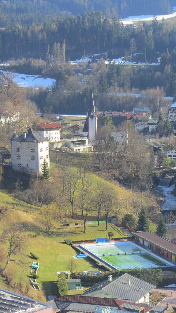 Blick auf Brixlegg, im Bild das ffentl. Schwimmbad.(22.3.2012)