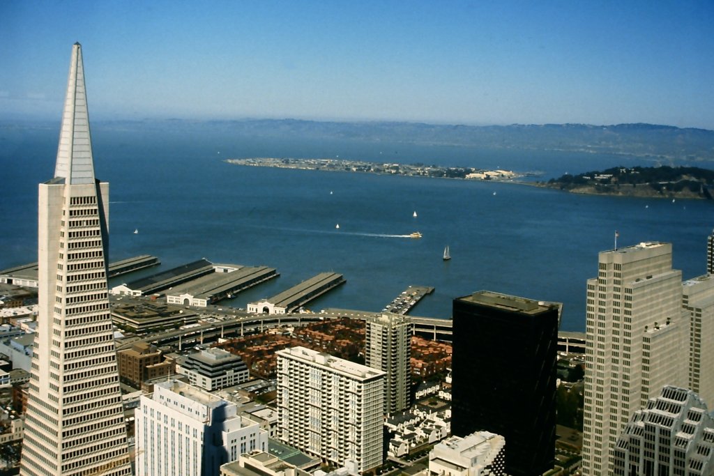 Blick auf die Bucht von San Francisco sowie einige Piers und die inzwischen durch ein Erdbeben zerstrte Stadtautobahn. (Aufnahme vom 23. August 1988)