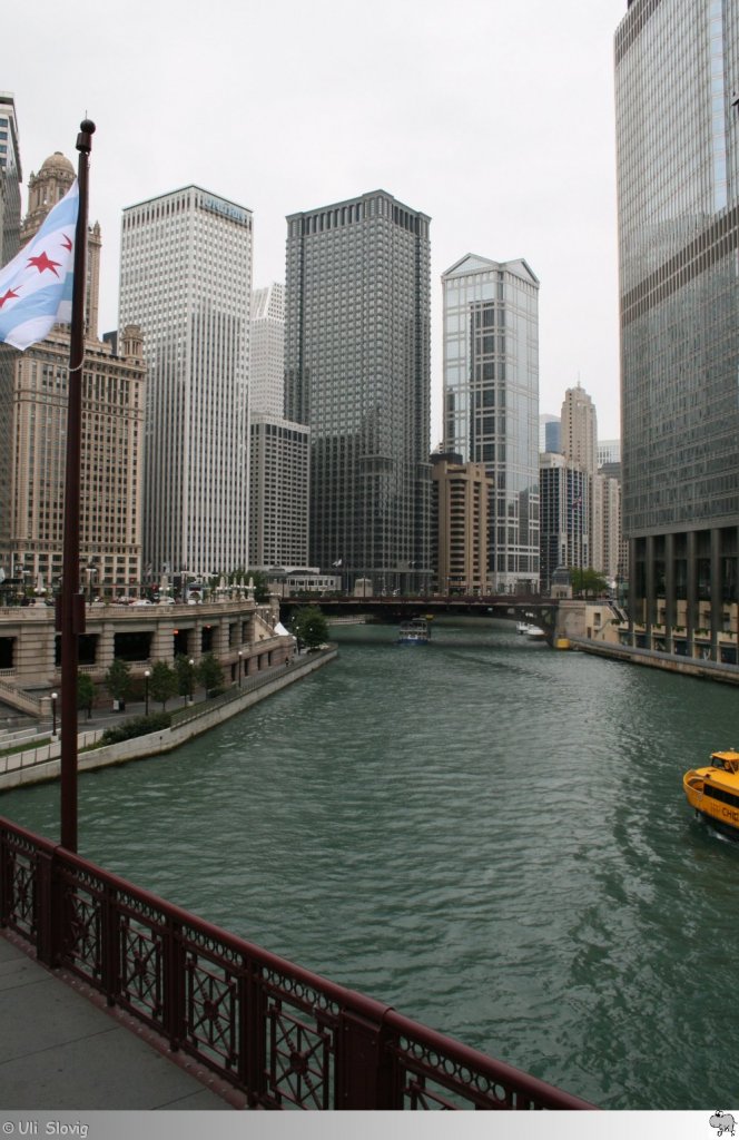 Blick auf den Chicago River, welcher sich durch die Huserschluchten in Chicago schlngelt. Die Aufnahme entstand am regnerischen 14. September 2011.