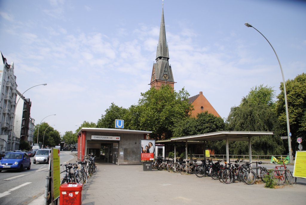 Blick auf die Christuskirche,mit U-Bahnstation, am 01.08.2020