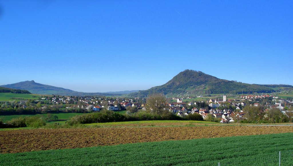 Blick auf Engen im Hegau, links der Hohenstoffeln (844m), rechts der Hohenhewen (846m), April 2007