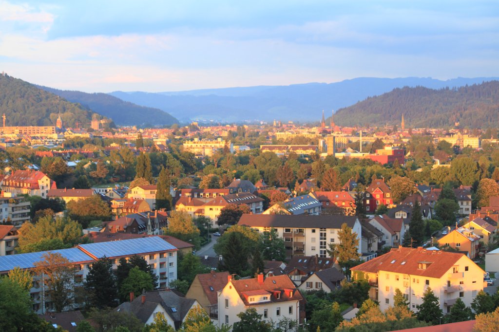 Blick auf Freiburg am 25.05.2013 in den Abendstunden, hat kurz die Abendsonne geschienen.Der Blick reicht von unserem Balkon aus,bei schner klarer Sicht bis ins Dreisamtal.