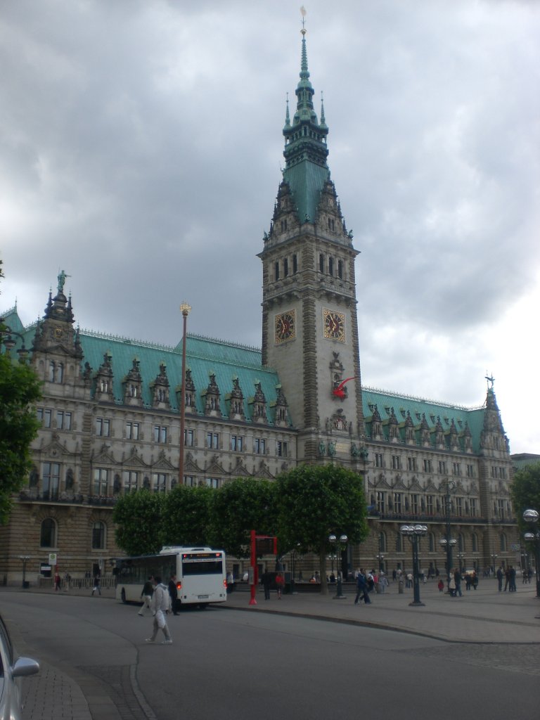 Blick auf das Hamburger Rathaus. Auf dem Bild ist noch ein Linienbus der PVG zu sehen.
