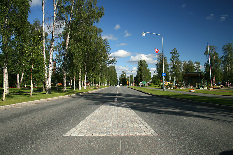 Blick auf die Hauptstrae in Jokkmokk, selbst am Nachmittag gibt es kaum Verkehr. Aufnahme vom 02.08.2008