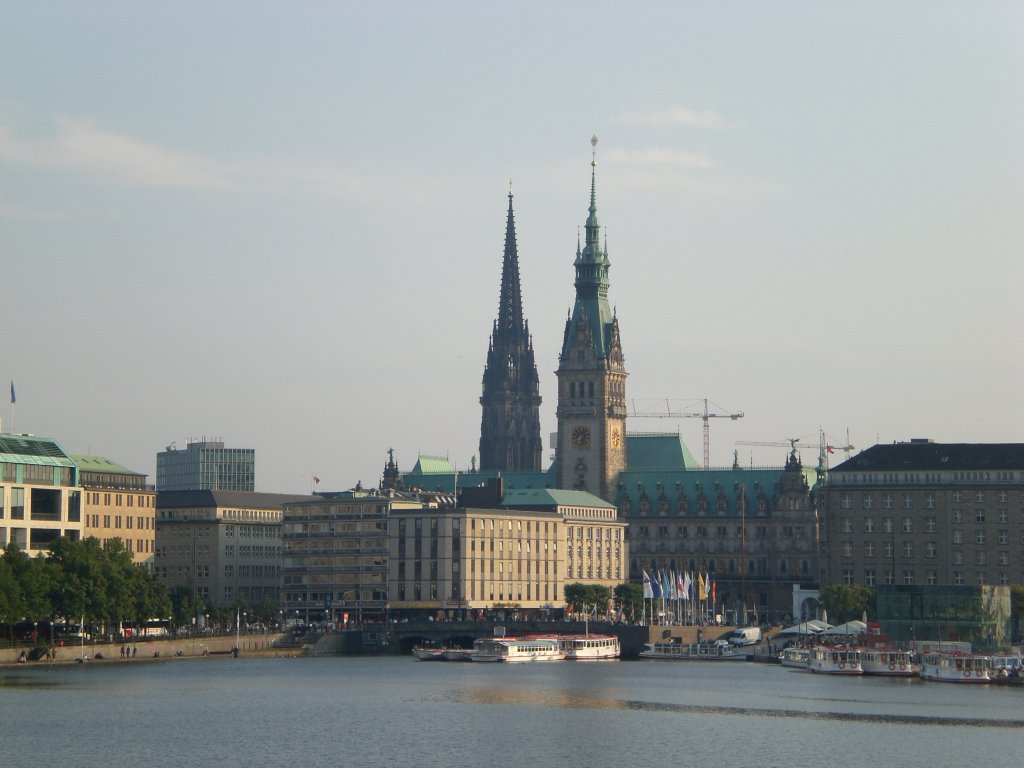 Blick auf die Innenalster und das Hamburger Rathaus.