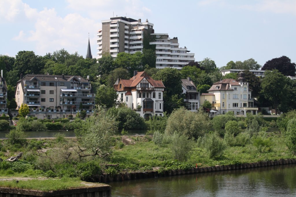 Blick auf den Kassenberg, eines der wohl schnsten (und teuersten) Wohngebiete in Mlheim an der Ruhr mit Blick auf den Fluss. Aufgenommen von der Schleuseninsel aus am 28.05.2012