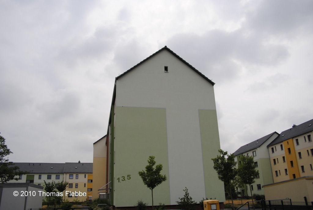 Blick auf Modernesierte Wohnanlage der Lehrter Wohnungsbau, am 23.Juli 2010, Goethestr. 1/Lehrte.